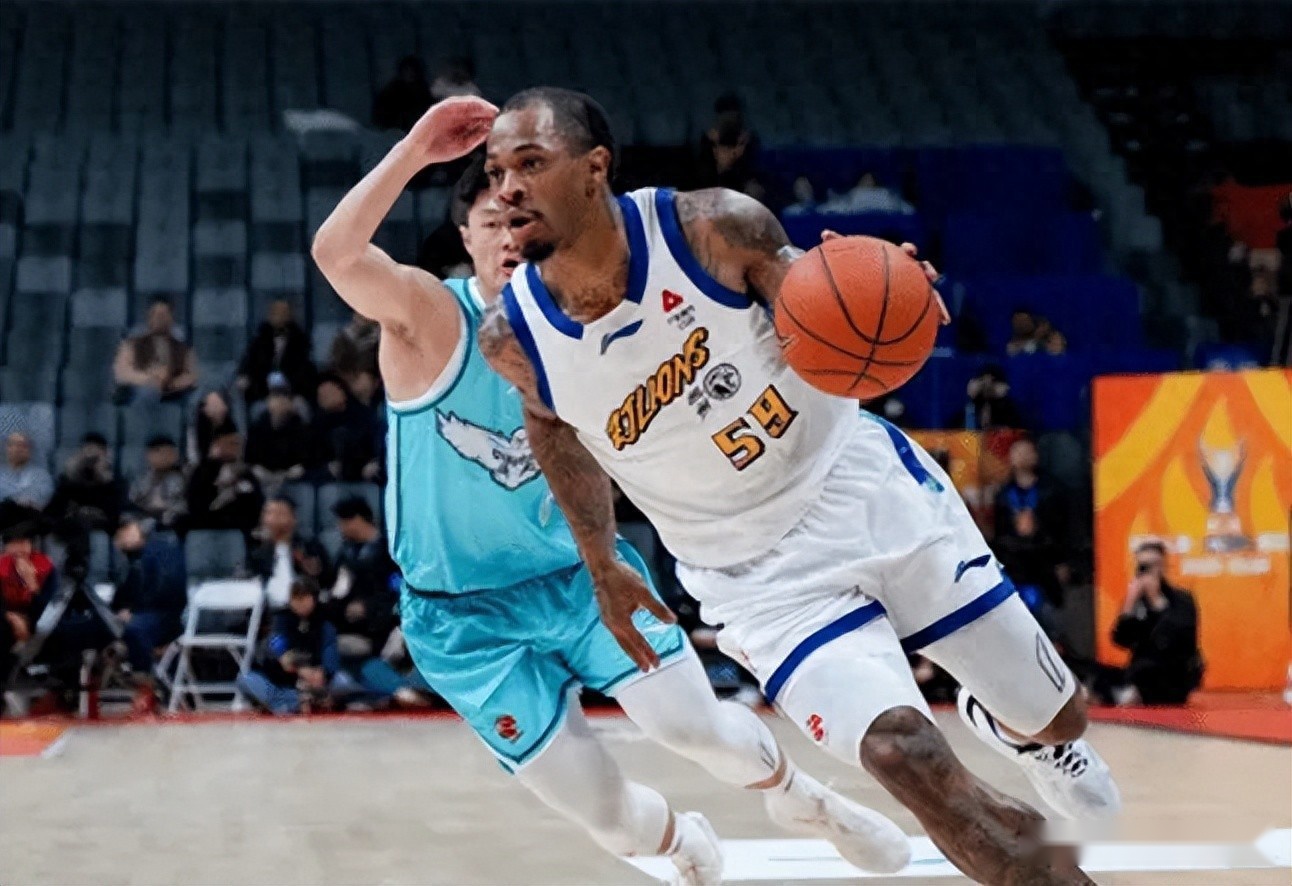 广厦今夏引援再获补强！塔克成推土机强势攻坚，桑普森得分太稳！