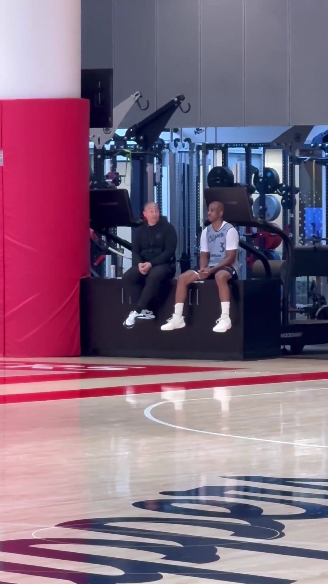 快船训练结束后保罗在