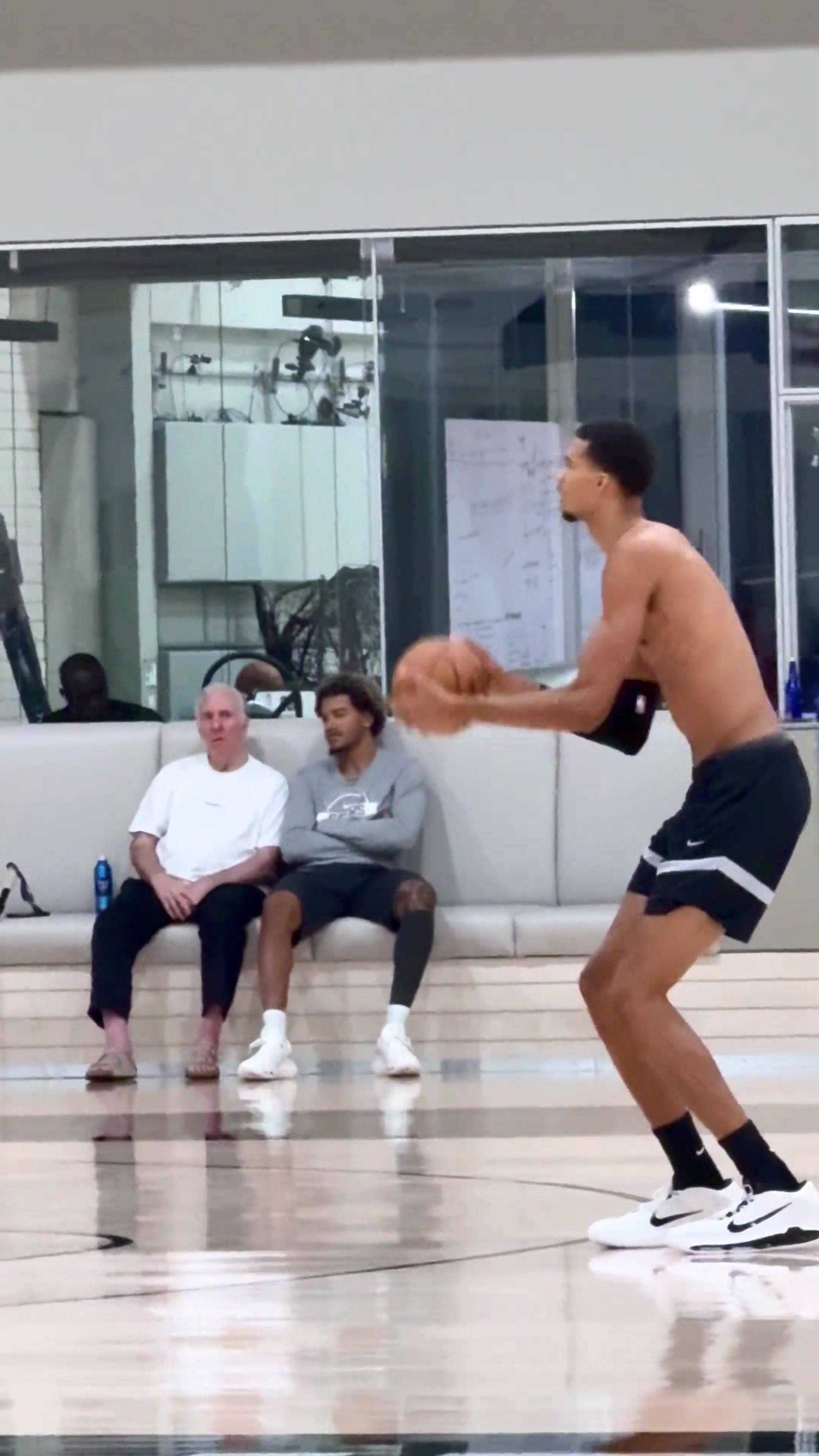 马刺队魂波波维奇现身