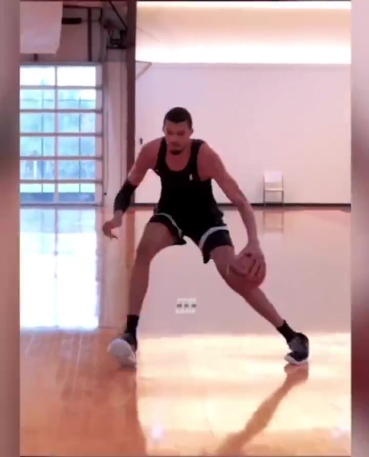 文班亚马拜师奥拉朱旺