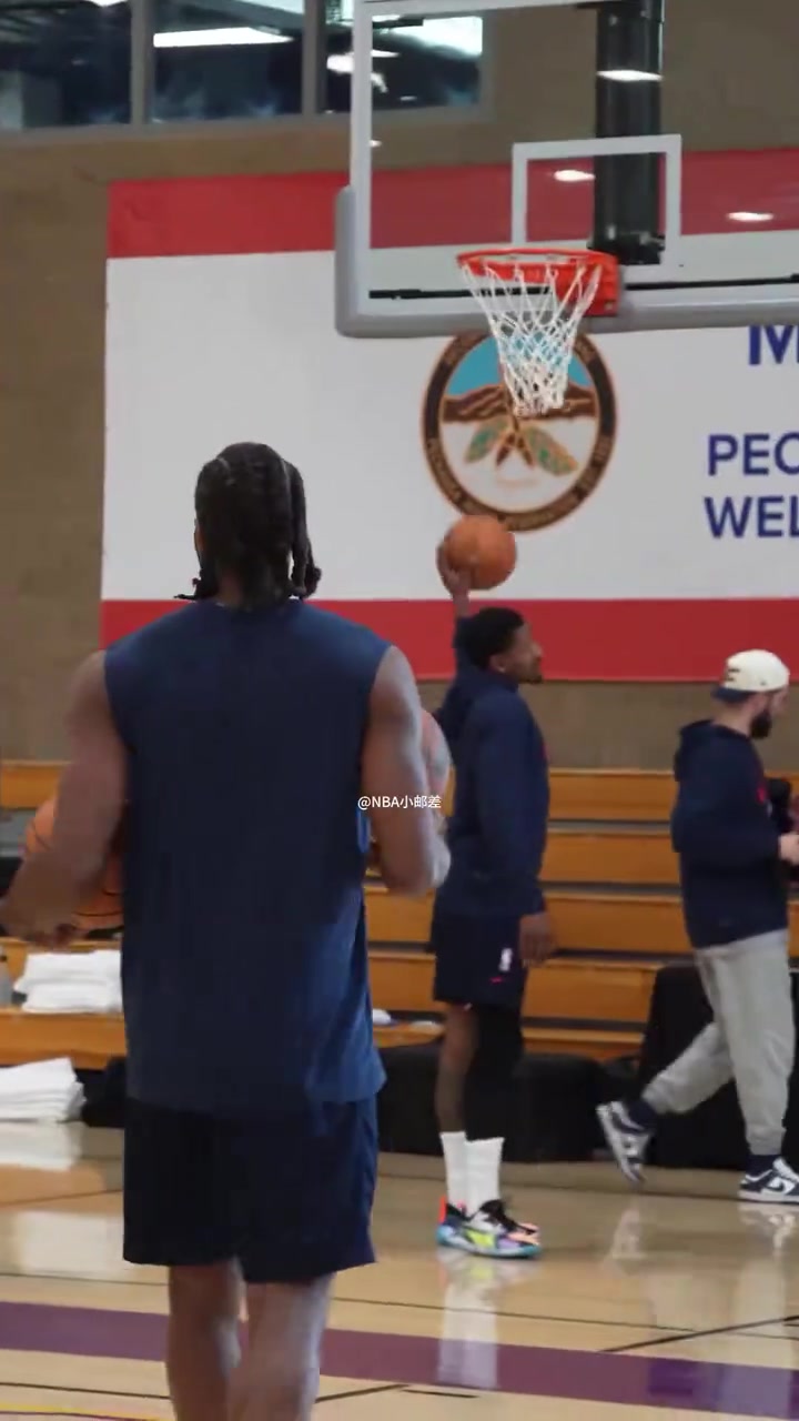 小卡这巨掌单手从地上