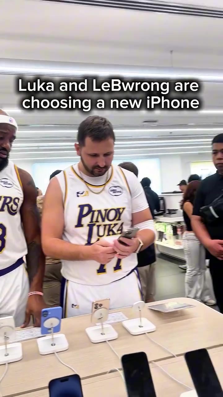 惊球迷在手机店遇到老