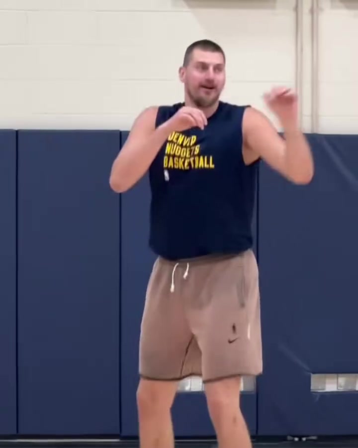 必须得颠两下足球努力