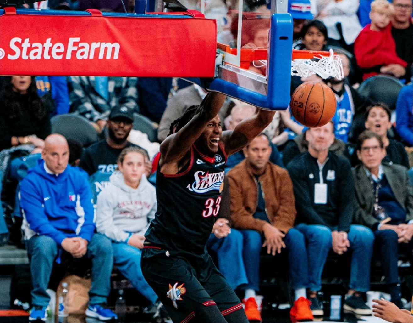 险完成22 分逆转！库里巴特勒缺阵神奇新秀准绝杀 勇士惜败 76 人