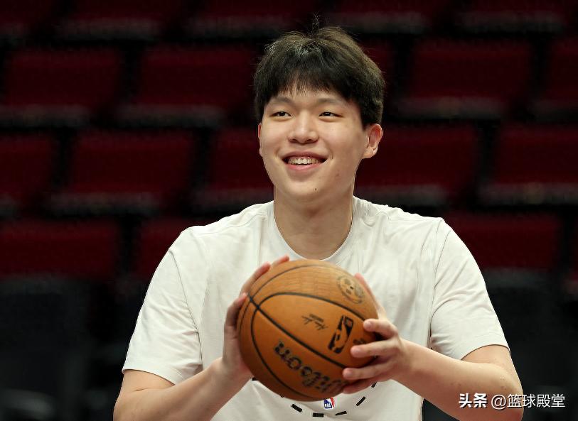 杨瀚森首发后各界说啥？韩乔生谈慢热，美媒称赞，被指无首发实力